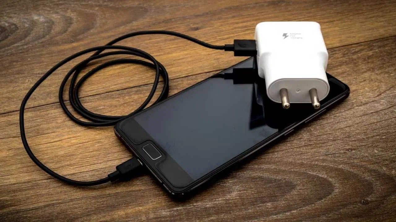 બીજું કે, જો દરેક ફોન માટે અલગ રંગનું ચાર્જર બનાવવું પડે, તો કંપનીઓને અલગ-અલગ રંગની ડાઈ વાપરવી પડશે અને મશીનોને વારંવાર સાફ કરવું પડશે, જેના કારણે પ્રોડક્શન ખર્ચ પણ વધી જશે.