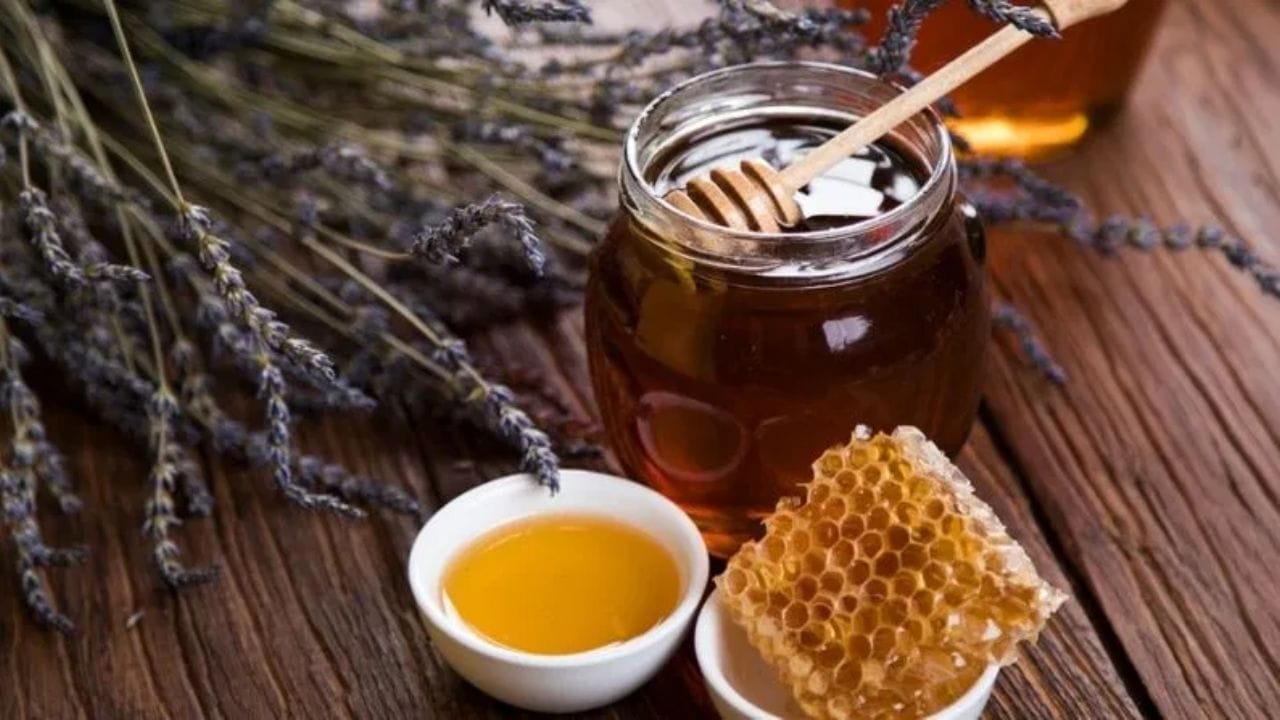 મધ ત્વચાને હાઇડ્રેટ કરે છે, જ્યારે લીંબુમાં રહેલું વિટામિન C ત્વચાને સુધારવામાં મદદ કરે છે. લીંબુના રસના થોડા ટીપાં એક ચમચી મધમાં ભેળવીને તમારા ચહેરા પર લગાવો. 10-15 મિનિટ બાદ તેને ધોઈ લો. આનાથી તમારી ત્વચા ફ્રેશ અને યંગ દેખાશે.