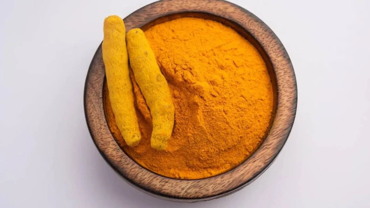 તેલંગાણા, આંધ્રપ્રદેશ અને તમિલનાડુમાં પાકની સ્થિતિ સારી હોવાનું જણાવવામાં આવી રહ્યું છે, જ્યારે યુરોપિયન યુનિયનના ધોરણોને અનુરૂપ IPM સર્ટિફાઈડ હળદરનું ઉત્પાદન લગભગ 1,700-1,800 મેટ્રિક ટન રહેવાનો અંદાજ છે. આ નિકાસ માંગને ટેકો આપી રહ્યો છે, જેમ વૈશ્વિક માંગ સોના અને ચાંદીના ભાવને ટેકો આપે છે.