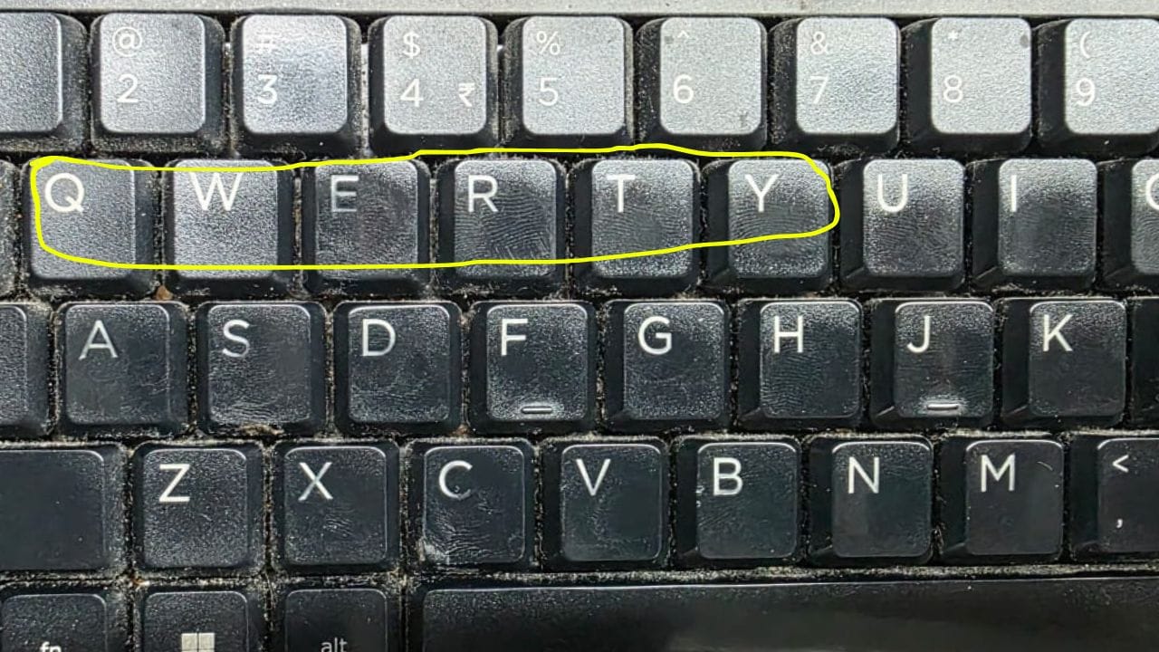 જો તમે ધ્યાન આપો, તો તમે જોશો કે 'કી-બોર્ડ' પરના પહેલા 6 અક્ષરો 'Qwerty' જ છે. હવે તેમાં કોઈ ફેરફાર થઈ રહ્યો નથી, કારણ કે લોકો તેનાથી ટેવાઈ ગયા છે અને લોકોને ટાઇપ કરવાનું હવે વધુ સરળ લાગી રહ્યું છે.