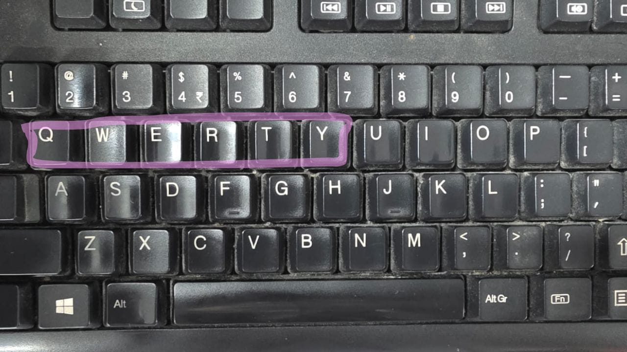 જો કે, પાછળથી આ આલ્ફાબેટ્સને અલગ કરવામાં આવ્યા અને આ કામ ક્રિસ્ટોફર લેથમ શોલ્સ દ્વારા કરવામાં આવ્યું હતું. આ લેઆઉટ ખૂબ પ્રખ્યાત થયું અને તે 'Qwerty' તરીકે જાણીતું બન્યું.