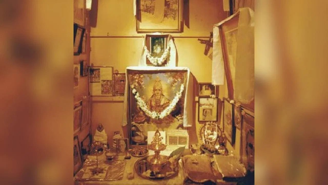 વાસ્તુ નિષ્ણાતો કહે છે કે, તમારે રાત્રિના સમયે ક્યારેય પૂજા રૂમ અથવા પૂજા માટેની જગ્યા ખુલ્લી રાખવી ન જોઈએ. આ ભૂલ વાસ્તુ દોષનું કારણ બની શકે છે. જો તમે તમારી પ્રાર્થના પૂર્ણ કરી લીધી હોય, તો સૌથી પહેલા બુઝાઈ ગયેલો દીવો કાઢી નાખો અને તે ભાગને સાફ કરો. આ સરળ આદત તમારા ઘરમાં શાંતિ અને સકારાત્મક ઉર્જા લાવશે.