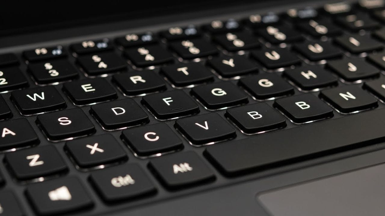 જણાવી દઈએ કે, ટાઇપ કરતી વખતે મશીન જામ ન થાય તે માટે આલ્ફાબેટ્સ એકબીજાથી અલગ રાખવામાં આવે છે. વધુમાં, જ્યારે ટાઇપરાઇટરની શોધ થઈ હતી, ત્યારે આલ્ફાબેટ્સ એક ક્રમમાં ગોઠવાયેલા હતા પરંતુ ઝડપી ટાઇપિંગને કારણે સૌથી વધુ ઉપયોગમાં લેવાતા આલ્ફાબેટ્સના હેન્ડલ એકબીજા સાથે અથડાઈ જતા હતા અને મશીન જામ થઈ જતું હતું.