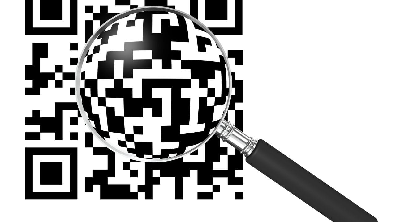 આ QR કોડમાં માત્ર ઓળખ માટેની જરૂરી મૂળભૂત માહિતી જ હોય છે અને તે UIDAI દ્વારા પ્રમાણિત હોય છે. સૌથી મહત્વની વાત, તેમાં બાયોમેટ્રિક્સની જરૂર નથી, લાઇવ ડેટાબેઝ કનેક્શન નથી, તમારી માહિતી પર સંપૂર્ણ નિયંત્રણ તમારું જ રહે છે