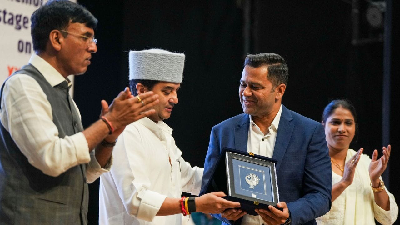 આકાશ ચોપરાએ 2015માં ક્રિકેટમાંથી નિવૃત્તિની જાહેરાત કરી અને પછી કોમેન્ટેટર તરીકે નવી કારકિર્દી શરૂ કરી. આકાશની પોતાની યુટ્યુબ ચેનલ પણ છે, જેમાંથી તે સારી કમાણી કરે છે.