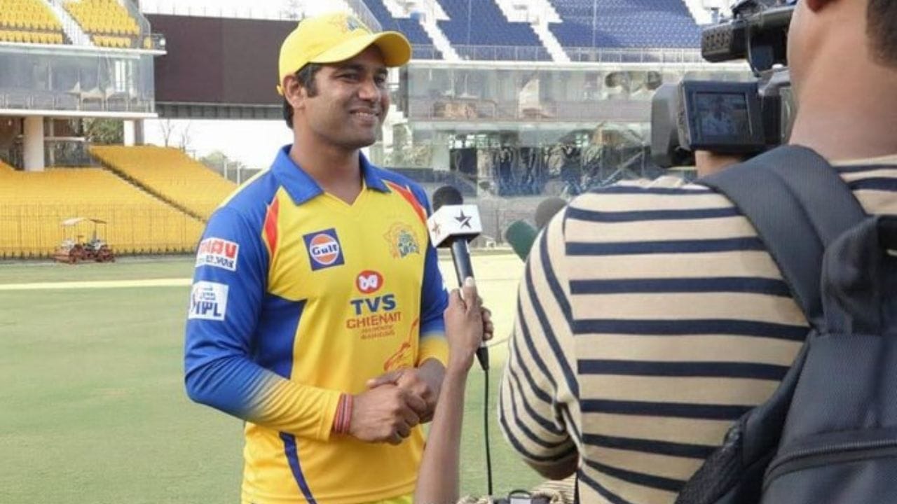 મીડિયા રિપોર્ટ્સ અનુસાર, આકાશ ચોપરાની કુલ સંપત્તિ અંદાજે 70 કરોડ છે. મીડિયા રિપોર્ટ્સ અનુસાર, આકાશ ચોપરાને એક સિરીઝ પર કોમેન્ટ્રી કરવા માટે 30 થી 40 લાખ રૂપિયા ફી મળે છે.