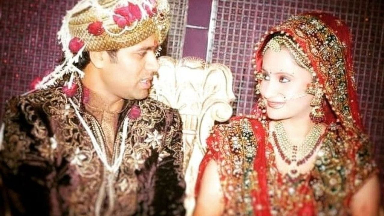 આકાશ ચોપરાનો જન્મ 19 સપ્ટેમ્બર 1977ના રોજ આગ્રામાં થયો હતો. તે એક ક્રિકેટ કોમેન્ટેટર, યુટ્યુબર અને ભૂતપૂર્વ ક્રિકેટર છે, જે 2003 થી 2004 સુધી ભારતીય ક્રિકેટ ટીમ માટે રમ્યા હતા