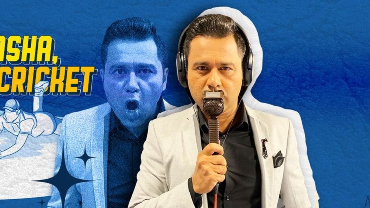 ભારતીય સ્થાનિક ક્રિકેટમાં આકાશ ચોપરા દિલ્હી ક્રિકેટ ટીમ, હિમાચલ પ્રદેશ ક્રિકેટ ટીમ અને રાજસ્થાન ક્રિકેટ ટીમ માટે રમ્યા હતા. તેઓ ઇન્ડિયન પ્રીમિયર લીગમાં કોલકાતા નાઈટ રાઇડર્સ માટે પણ રમ્યા હતા.