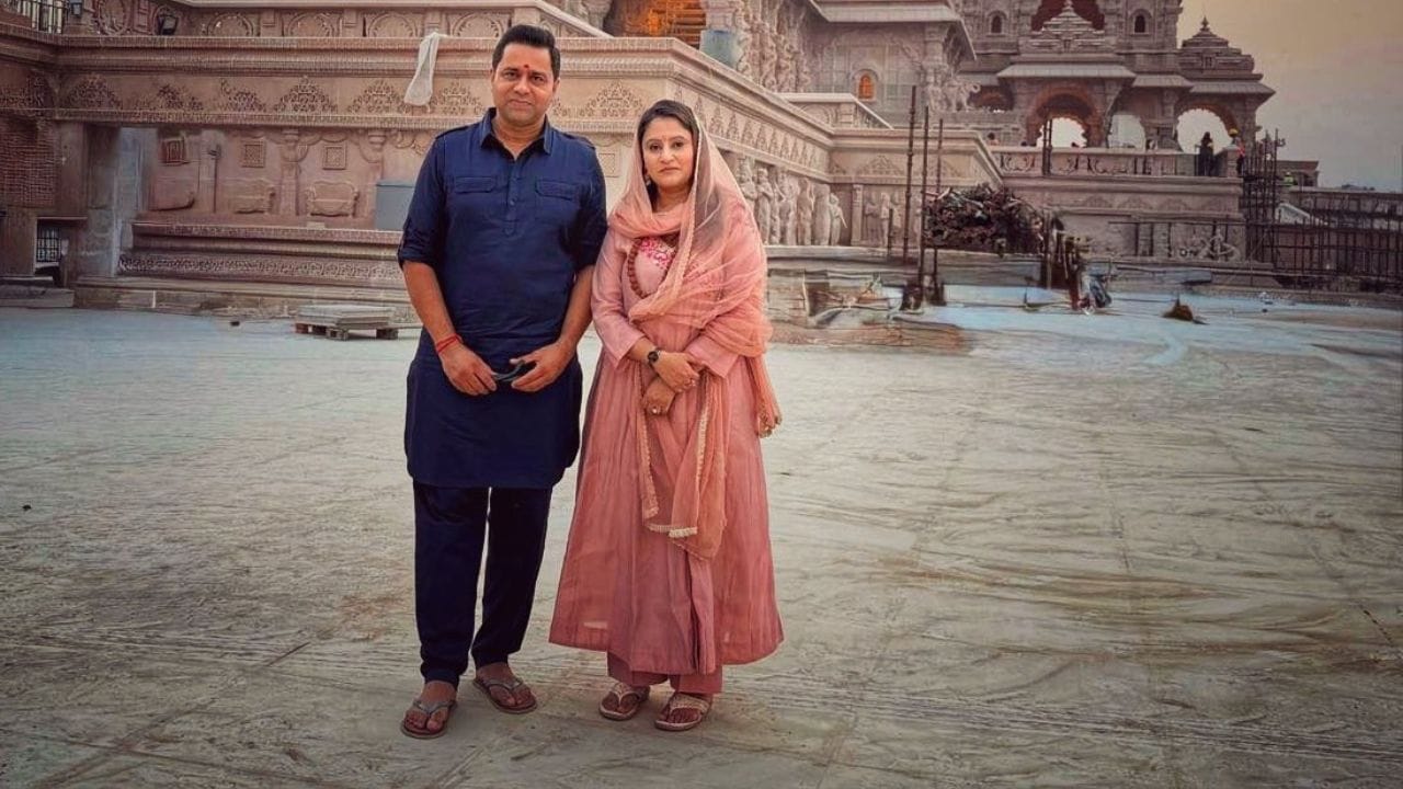 2004માં જ્યારે ઓસ્ટ્રેલિયન ટીમે ભારતનો પ્રવાસ કર્યો, ત્યારે તેણે બે ટેસ્ટ મેચમાં ફક્ત 15 રન બનાવ્યા, અને તે પછી તે ક્યારેય ટીમ ઈન્ડિયામાં વાપસી કરી શક્યો નહીં.આકાશની પત્નીનું નામ આકાશી માથુર છે, જે ખુબ સ્ટાઈલિશ છે.