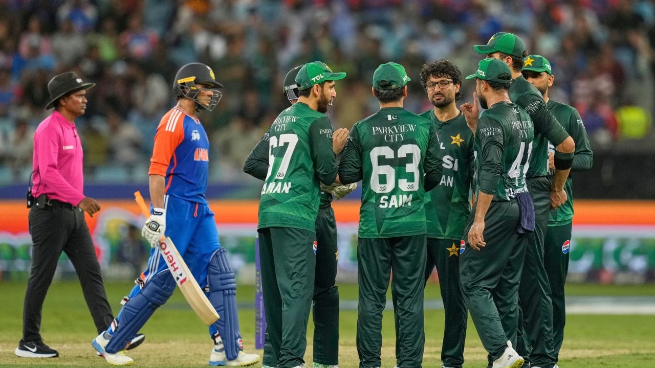 વાત રાજકારણની કે બોલિવુડ કે પછી ક્રિકેટની હોય પાકિસ્તાનના લોકોને ભારતીય લોકો વિશે જાણવું ખુબ પસંદ છે. ભલે તેઓ ખુલ્લેઆમ ભારતીય ક્રિકેટ ચાહકોને પ્રેમ કરતા રોકાય છે પરંતુ જે સામે આવ્યું છે. તેનાથી કહી શકાય કે, કંગાળ પાકિસ્તાન ચોરીછુપીથી ભારતીય ખેલાડીને પ્રેમ કરી રહ્યા છે. 