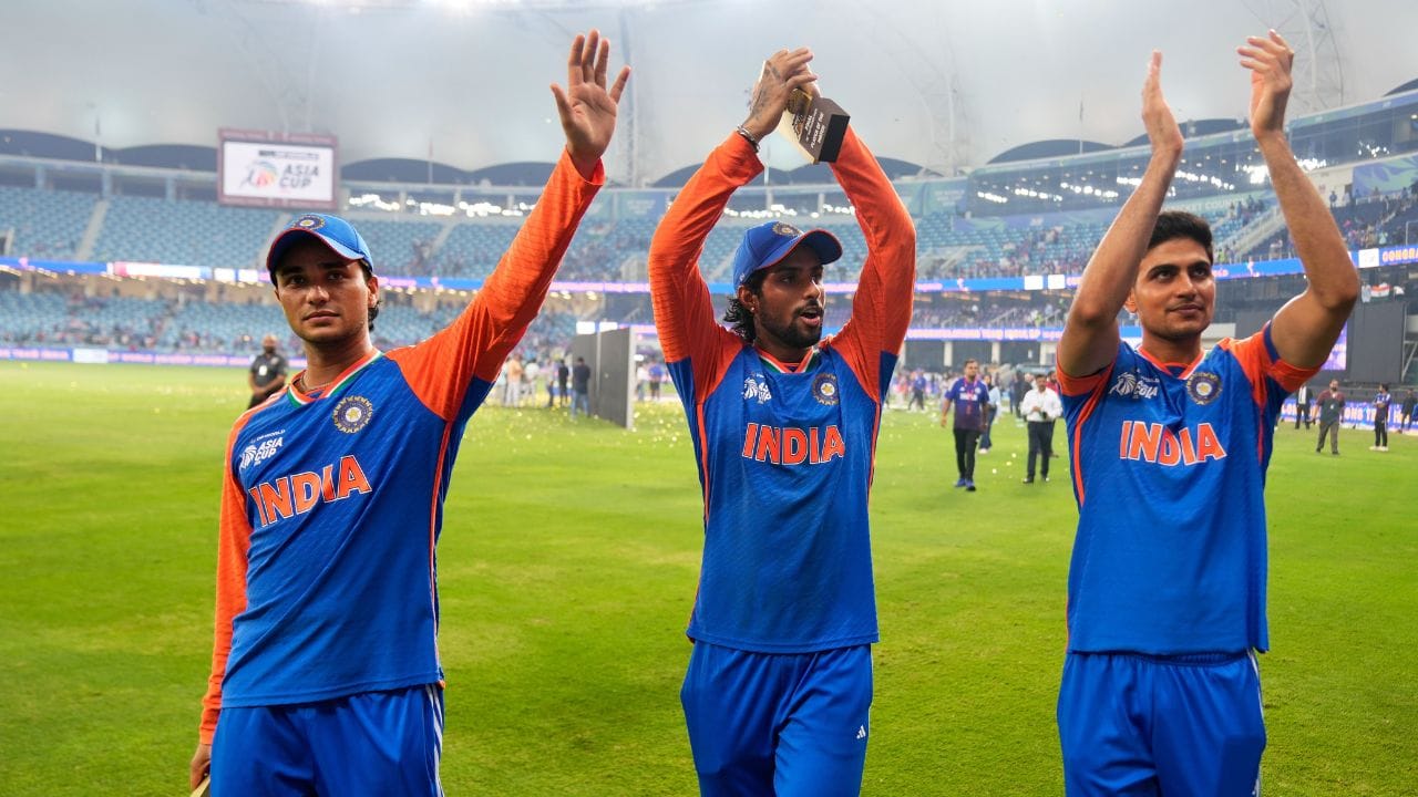 અભિષેક શર્મા 2025માં પાકિસ્તાનમાં ગુગલ પર સૌથી વધુ સર્ચ કરાયેલો ક્રિકેટર બન્યો છે. અભિષેક શર્માની ઓનલાઈન લોકપ્રિયતાની સરખામણીમાં પાકિસ્તાનના સૌથી ફેમસ ક્રિકેટ સ્ટાર્સ પણ ફિક્કા પડી ગયા છે.