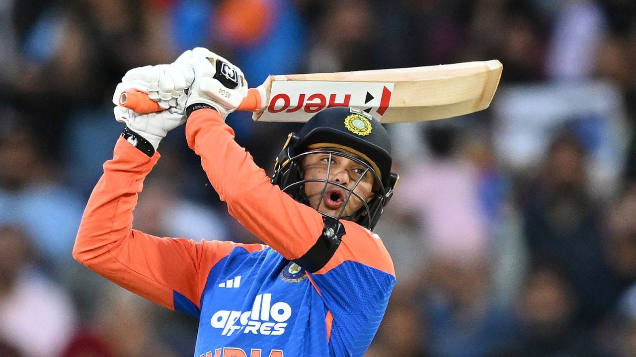  સાઉથ આફ્રિકા વિરુદ્ધ 9 ડિસેમ્બરથી શરુ થનારી  5 મેચની ટી20 સીરિઝ પહેલા અભિષેક શર્માએ ઘરેલું ક્રિકેટમાં સૌથી મોટી ટૂર્નામેન્ટ સૈયદ મુશ્તાક અલી ટ્રોફીમાં રમી રહ્યો છે.જેમાં 6 ડિસેમ્બરના રોજ સર્વિસેજ વિરુદ્ધ મેચમાં તેમણે 62 રનની ઈનિગ્સ રમી હતી.  અભિષેક યસર્માએ આ દરમિયાન એક એવું કામ કર્યું છે. જે તેના પહેલા કોઈ પણ ભારતીય ખેલાડી ટી20 ફોર્મેન્ટમાં કરવામાં સફળ રહ્યો નથી.