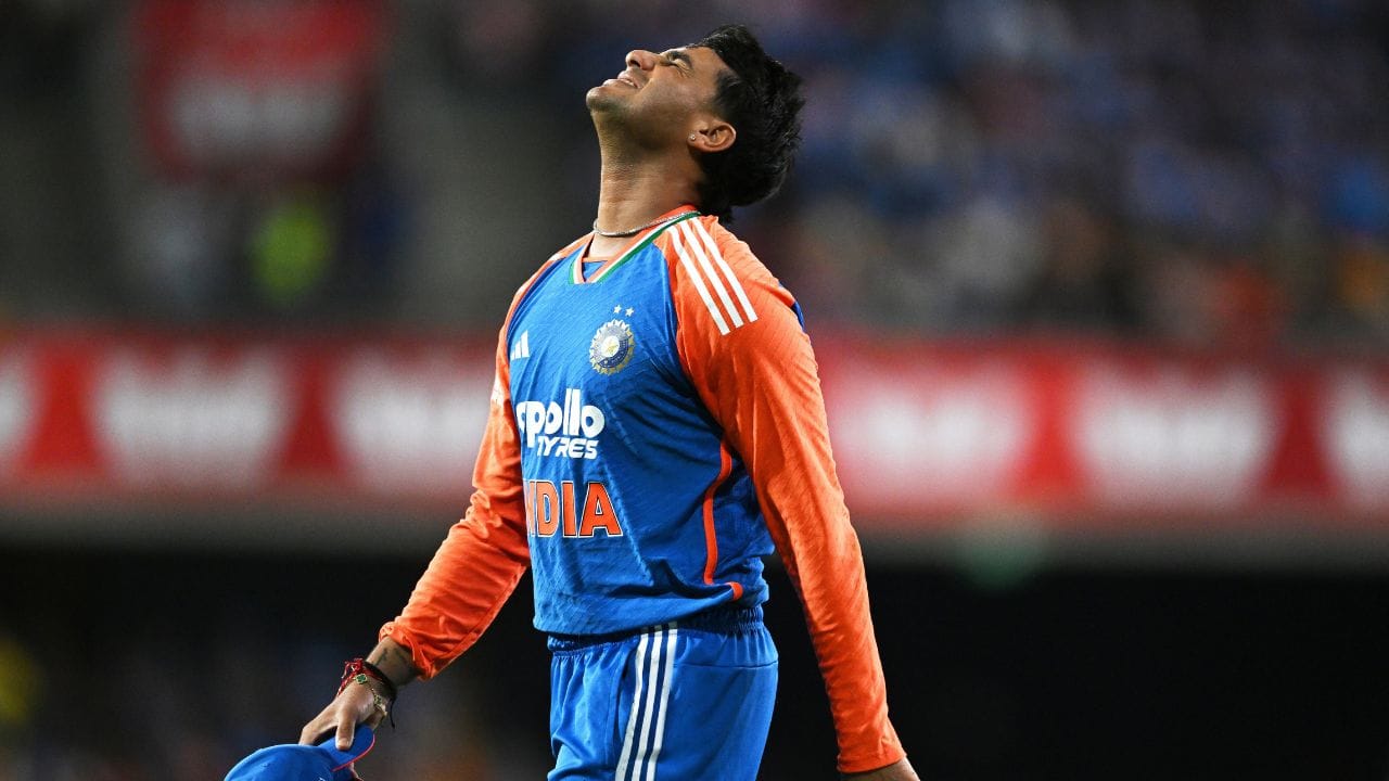 ટી20 ક્રિકેટમાં હાલમાં અભિષેક શર્માના નામની ચર્ચાઓ આખા વર્લ્ડ ક્રિકેટમાં જોવા મળી રહી છે. તેમણે મેદાન પર પોતાની રમતથી બધાનું દિલ જીતી લીધું છે. સૈયદ મુશ્તાક અલી ટ્રોફીમાં સર્વિસેજ વિરુદ્ધ પોતાની 62 રનની ઈનિગ્સમાં અભિષેકે કુલ 3 સિક્સ ફટકારી હતી. જેમાં વર્ષ 2025માં ટી20 ફોર્મેટમાં પોતાની 100 સિક્સ પણ પુરી કરવામાં સફળ રહ્યો હતો.