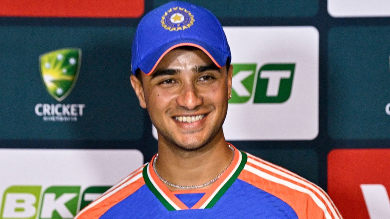 અભિષેક શર્માનું વર્ષ 2025માં ટી20 ફોર્મેટ જોઈએ તો તેમણે 37 મેચમાં 36 ઈનિગ્સમાં બેટિંગ કરી છે. જેમાં તેમણે 1499 રન બનાવ્યા છે. આ દરમિયાન અભિષેકના બેટમાંથી 3 સદી અને 9 અડધી સદી પણ આવી હતી. અભિષેકના સ્ટ્રાઈક રેટને લઈને જો વાત કરવામાં આવે તો 204.22ની રહી હતી.