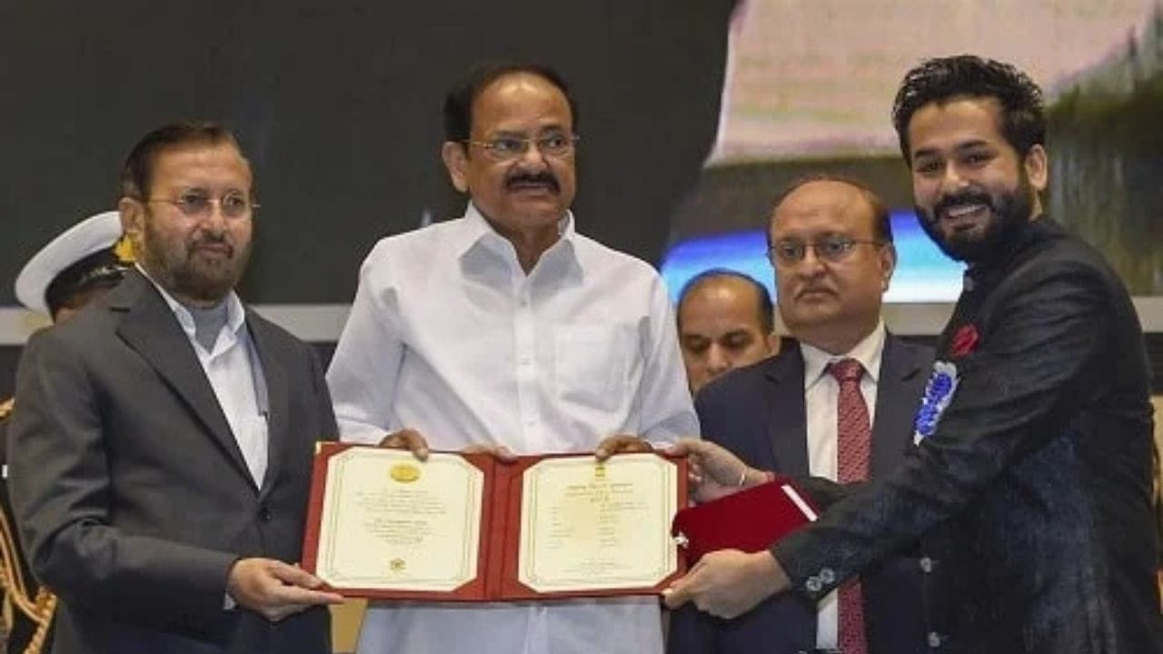 ફિલ્મ "ધુરંધર" 500 કરોડ ક્લબમાં સામેલ થઈ છે. જો આપણે આદિત્યની ફી વિશે વાત કરીએ તો, મીડિયા રિપોર્ટ્સ અનુસાર, આદિત્ય એક ફિલ્મ માટે 8 થી 10 કરોડ રૂપિયા લે છે.  