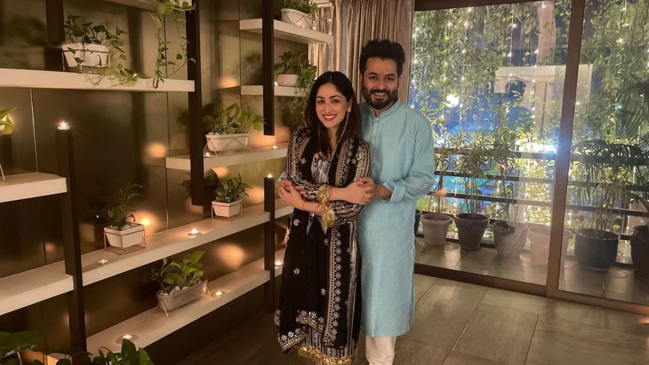 280 કરોડના બજેટમાં બનેલી ધુરંધર 5 ડિસેમ્બરે રિલીઝ થઈ હતી. 28કરોડથી શરૂઆત કરતી આ ફિલ્મે 800 કરોડથી વધુની કમાણી કરી લીધી છે. સેલિબ્રિટી પણ ધુરંધર ફિલ્મના ખુબ જ વખાણ કરી રહ્યા છે.