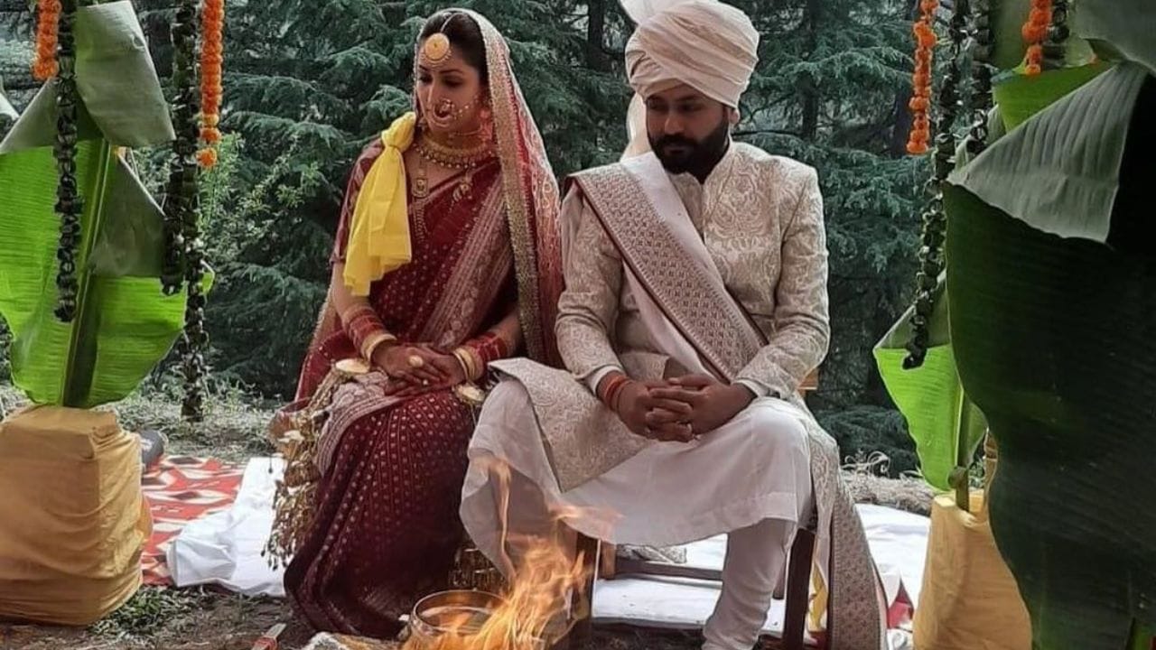  આદિત્ય ધરે અભિનેત્રી યામી ગૌતમ સાથે લગ્ન કર્યા છે અને તેમની પોતાની પ્રોડક્શન કંપની, B62 સ્ટુડિયો (જેને આદિત્ય ધર ફિલ્મ્સ તરીકે પણ ઓળખવામાં આવે છે) છે.