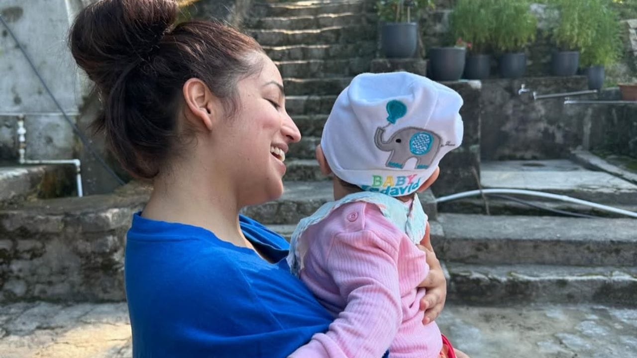 આદિત્ય ધરનો જન્મ 12 માર્ચ 1983ના રોજ નવી દિલ્હીમાં એક કાશ્મીરી પંડિત પરિવારમાં થયો હતો. તેમની માતા સુનીતા ધર છે, જેઓ દિલ્હી યુનિવર્સિટીના ભૂતપૂર્વ ડીન છે, 