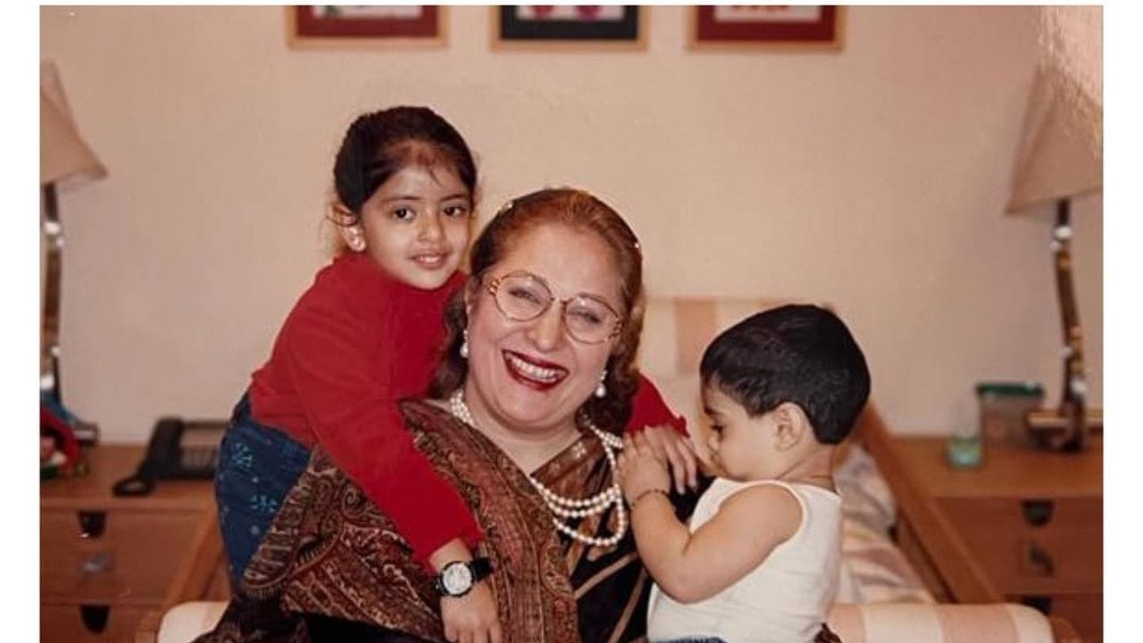 તેમની બહેનથી વિપરીત, અગસ્ત્યને ફિલ્મોમાં રસ છે અને તેમણે તેમની પહેલી ફિલ્મમાં અભિનય કરી ચૂક્યો છે.હવે બિગ બીના દીકરીનો દીકરો અગસ્ત્યની ફિલ્મ 'ઈક્કીસ'માં જોવા મળશે.અભ્યાસ ઉપરાંત તેમણે શોર્ટ ફિલ્મો લખી અને દિગ્દર્શિત કરી છે.