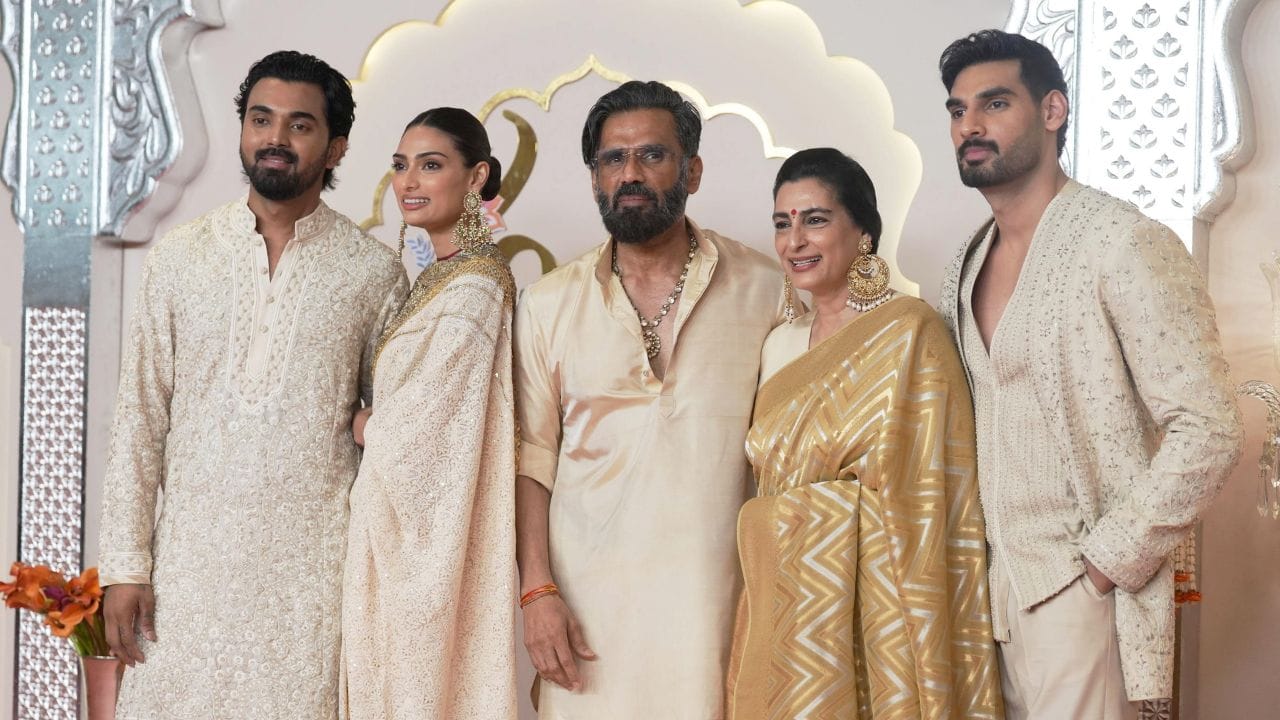 ભલે અહાન શેટ્ટીએ ઓછી ફિલ્મોમાં અભિનય કર્યો છે, તેમ છતાં તેની ફી એક કરોડ રૂપિયાની આસપાસ છે.