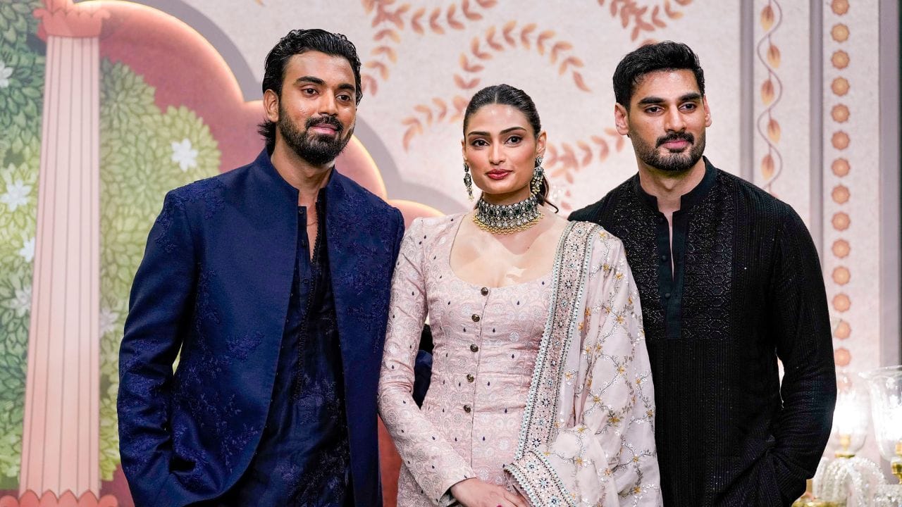 તમને જણાવી દઈએ કે, અહાન શેટ્ટીની બહેનનું નામ આથિયા શેટ્ટી છે. તેમના જીજાજી કે.એલ રાહુલ ભારતીય ક્રિકેટર છે.