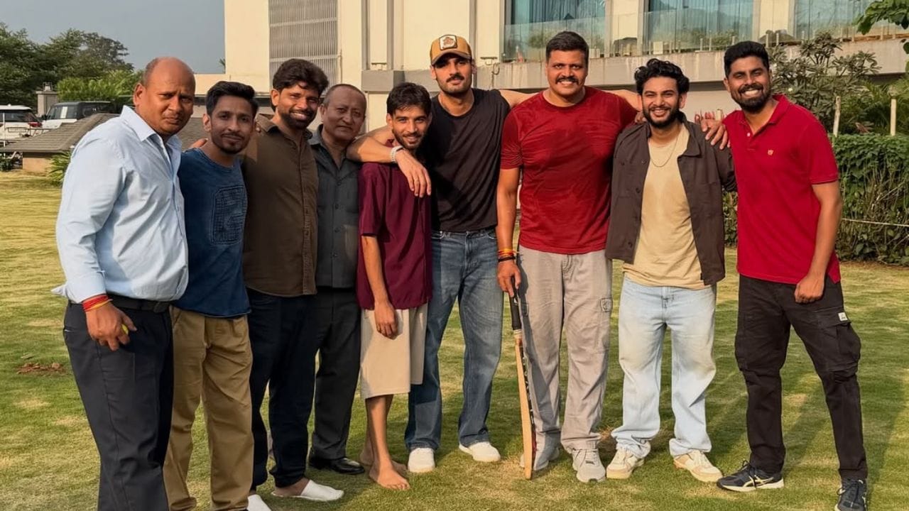 એક રિપોર્ટ મુજબ, અભિનેતા એક ફિલ્મ માટે 80 થી 90 લાખ રૂપિયા ચાર્જ કરે છે.