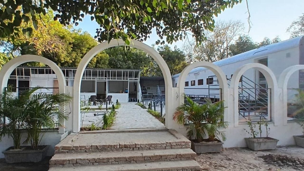 આ રેલ કોચ રેસ્ટોરન્ટમાં 24 કલાક ભોજન સેવા ઉપલબ્ધ રહેશે, જેથી મુસાફરો ઉપરાંત સ્થાનિક નાગરિકો પણ દિવસ-રાત ભોજનની સુવિધાનો લાભ લઈ શકશે. અમદાવાદની જનતા અહીં પરિવાર અને મિત્રો સાથે બેસીને વિવિધ વાનગીઓનો સ્વાદ માણી શકશે તેમજ રેલ-થીમ આધારિત આકર્ષક વાતાવરણમાં સેલ્ફી લઈ યાદગાર પળો માણી શકશે.