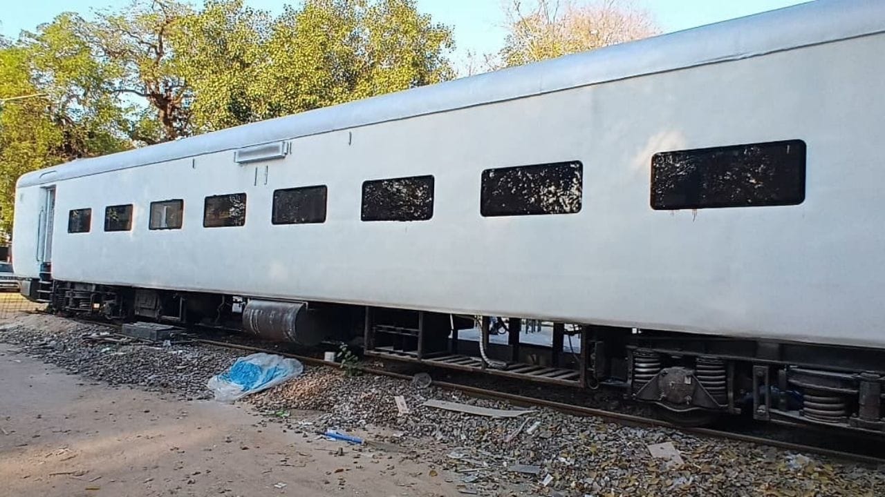 રેસ્ટોરન્ટમાં ઇનડોર અને આઉટડોર ડાઇનિંગ બંને વિકલ્પો ઉપલબ્ધ રહેશે. સાથે જ પૂરતી પાર્કિંગ વ્યવસ્થા, પાર્સલ તથા ટેક-અવે સુવિધા અને બાળકો માટે ખાસ રમવાની વ્યવસ્થા (ફન ઝોન) પણ રાખવામાં આવશે, જેથી આ સ્થળ સંપૂર્ણપણે પરિવાર-મૈત્રીપૂર્ણ બની શકે. હરિયાળીથી ભરપૂર અને આનંદદાયક વાતાવરણ સાથે આ રેસ્ટોરન્ટ તમામ સુરક્ષા અને ગુણવત્તા માનકોને ધ્યાનમાં રાખીને વિકસાવવામાં આવી રહી છે.