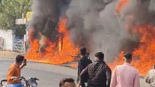 Breaking News : બાપુનગર એપ્રોચ પાસે 18 દુકાનમાં લાગી ભીષણ આગ ! 2-3 મહિલા થઈ બેભાન, જુઓ Video