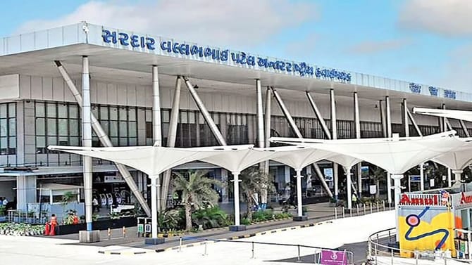 ઇન્ડિગો સંકટ વચ્ચે આજેપણ ફ્લાઇટો રદ, અમદાવાદ એરપોર્ટ પર અટવાયા મુસાફરો