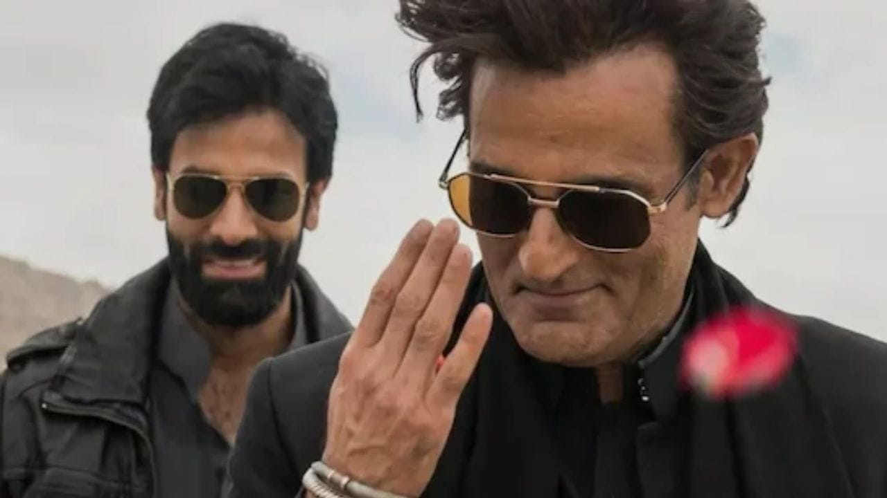 અહેવાલો અનુસાર, તેમને આદિત્ય ધર દ્વારા દિગ્દર્શિત 'ધુરંધર' માટે ₹3 કરોડ મળ્યા છે. રણવીર સિંહ મુખ્ય ભૂમિકામાં છે. આ બંને ઉપરાંત, ફિલ્મમાં સારા અલી ખાન, અર્જુન રામપાલ, આર. માધવન અને રાકેશ બેદી પણ છે. 