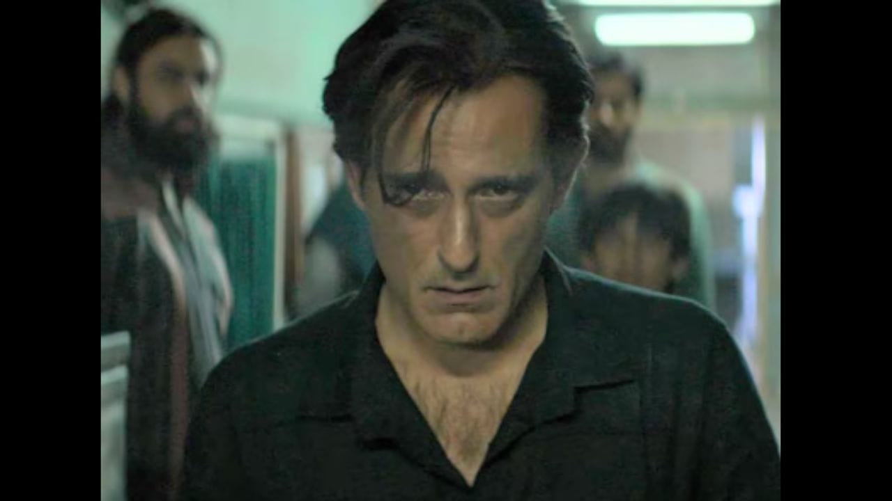 બીજી ફિલ્મ "ધુરંધર" તાજેતરમાં 5 ડિસેમ્બરે સિનેમાઘરોમાં રિલીઝ થઈ હતી. આ ફિલ્મમાં તેમણે રહેમાન ડાકુની ભૂમિકા ભજવી હતી. આ ભૂમિકાએ તેમને ઘર-ઘરમાં જાણીતી બનાવી દીધી હતી અને ઘણી ચર્ચા જગાવી હતી. આ ચર્ચા વચ્ચે, ચાલો બંને ભૂમિકાઓ માટે અક્ષયની ફી પર એક નજર કરીએ.