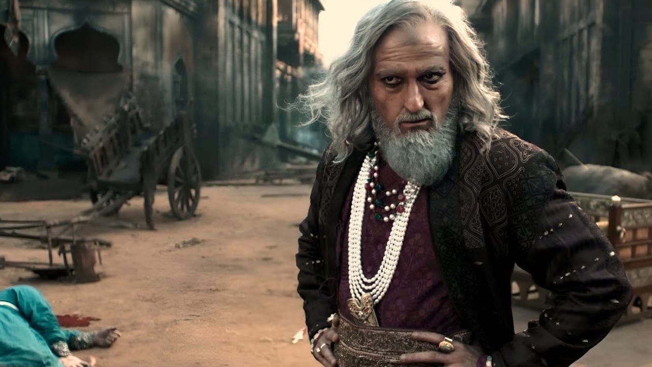 "છાવા" ફિલ્મમાં અક્ષય ખન્ના સાથે વિકી કૌશલ અને રશ્મિકા મંદન્ના અભિનય કર્યો હતો. આ ફિલ્મને જબરદસ્ત પ્રતિસાદ મળ્યો. તે 2025ની ભારતની બીજી સૌથી વધુ કમાણી કરનાર અને બોલિવૂડની સૌથી વધુ કમાણી કરનાર ફિલ્મ બની. તેણે વિશ્વભરમાં ₹807.91 કરોડની કમાણી કરી. અહેવાલો અનુસાર, લક્ષ્મણ ઉતેકર દ્વારા દિગ્દર્શિત આ ફિલ્મ માટે અક્ષય ખન્નાએ ₹2.5 કરોડની ફી લીધી હતી. 