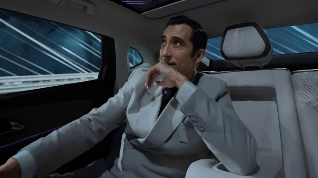 અક્ષય ખન્નાના ભાઈનું નામ રાહુલ ખન્ના છે. અક્ષય અને રાહુલ પિતા વિનોદ ખન્નાની પહેલી પત્ની ગીતાંજલિ તેલિયારના બાળકો છે. વિનોદ ખન્નાની બીજી પત્ની કવિતાથી એક દીકરો અને દીકરી છે.