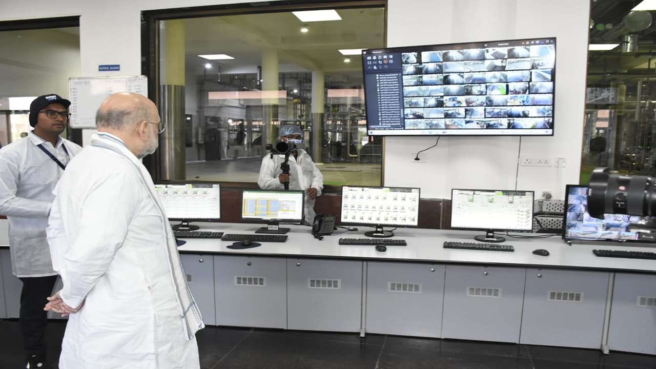 બનાસડેરીના વિકાસની વાત કરતા અમિત શાહે કહ્યું કે, સ્વર્ગીય ગલબાભાઈએ પશુપાલકોના હિતમાં વર્ષ 1986માં ફ્કત આઠ ગામની દૂધ મંડળીઓ થકી દૂધ મેળવવાની શરૂઆત કરી હતી તે સંસ્થા આજે 24 હજાર કરોડના ટર્નઓવર સુધી પહોંચી છે. જે યાત્રા ફક્ત 400 રૂપિયાથી શરૂ કરીને આજે 24 હજાર કરોડના વેપાર સુધી પહોંચી છે તેનો શ્રેય અહીંના પશુપાલકોને જાય છે. 