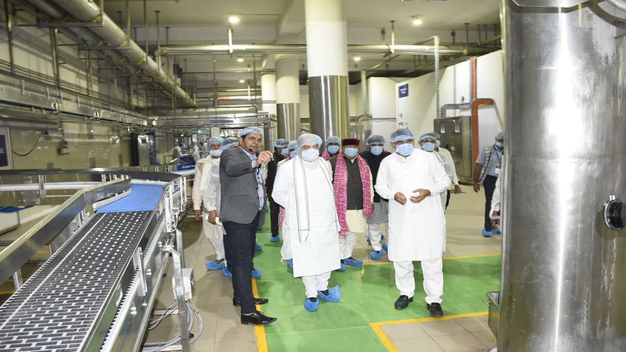 ગૃહ અને સહકાર મંત્રી અમિત શાહે જણાવ્યું કે, વર્ષો પહેલા બૃહદ બનાસકાંઠા જિલ્લો સૂકો ભઠ્ઠ વિસ્તાર ગણાતો હતો. આ જિલ્લામાં ફક્ત ચોમાસુ આધારિત એક જ ખેતી થતી હતી. વડાપ્રધાન નરેન્દ્ર મોદીએ સૂકા ગણાતા બનાસકાંઠા જિલ્લાના ખેડૂતો અને પશુપાલકોની ચિંતા કરીને સુજલામ સુફલામ્ અને નર્મદા કેનાલ આ વિસ્તારને આપીને ખેડૂતોને આત્મનિર્ભર બનાવ્યા છે. આજે અહીં વર્ષમાં ત્રણ ખેતી પાક થઈ શકે છે. બનાસકાંઠામાં જળ સંચયનું શ્રેષ્ઠ કામ થયું છે. બનાસની માતા-બહેનોની મહેનતથી આજે બનાસ મોડેલ વટવૃક્ષ બન્યું છે.