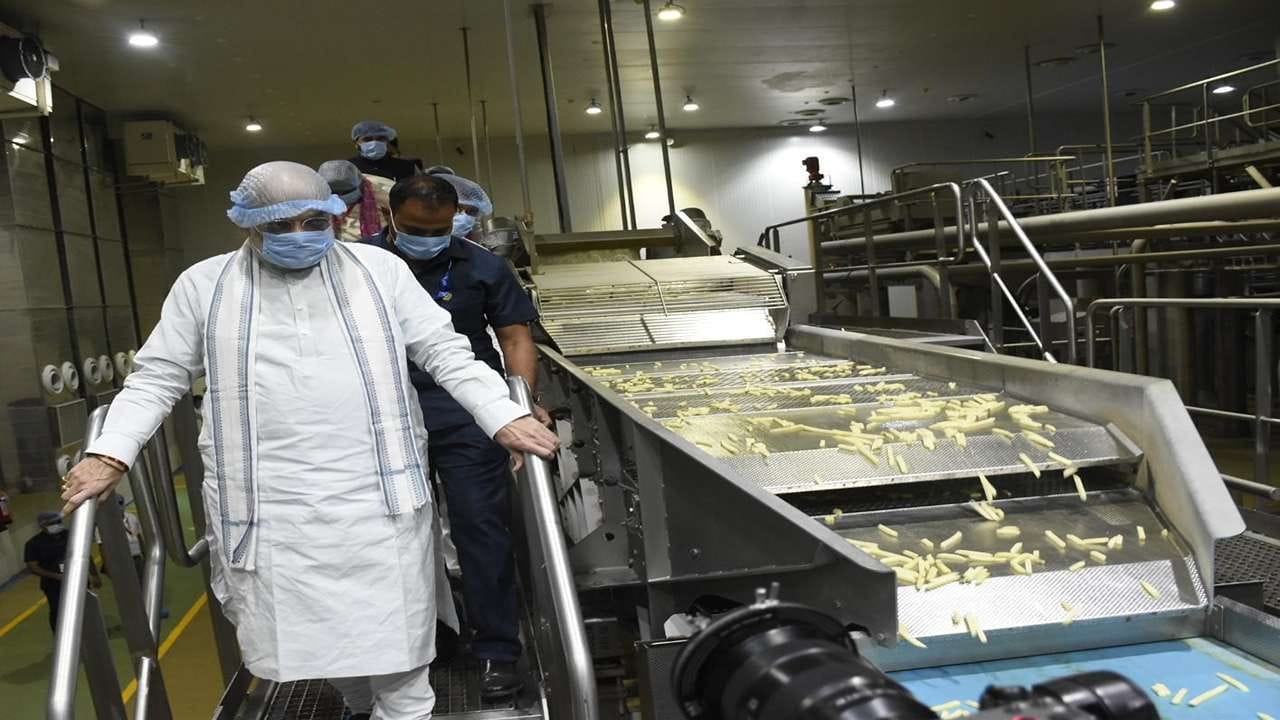 આગામી જાન્યુઆરી 2026માં દેશની 250 જેટલી ડેરીના ચેરમેન અને એમ.ડી બનાસ મોડલ વિકાસને નજીકથી જોવા માટે બનાસકાંઠા જિલ્લાની મુલાકાત લેશે તેમ જણાવ્યું હતું.