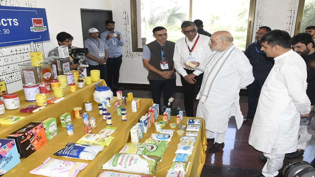 વિધાનસભાના અધ્યક્ષ શંકરભાઈ ચૌધરીએ જણાવ્યું કે, વડાપ્રધાન નરેન્દ્રભાઈ મોદીએ આઝાદીના આટલા વર્ષો બાદ સહકાર મંત્રાલય ઉભુ કરીને ગામડાના વિકાસ માટે કામ કર્યું છે. ખેડૂતો વિશ્વ સ્તરે પોતાની પ્રોડક્ટ વેચી શકે તે માટે ભારત સરકારે સંસ્થા સ્થાપી છે. જેનું ફક્ત 1 વર્ષમાં 4283 કરોડનું ટર્નઓવર થયું છે. ખેડૂતોના હિત માટે સરકારે ભારત ઓર્ગેનિક સંસ્થાની પણ શરૂઆત કરી છે.