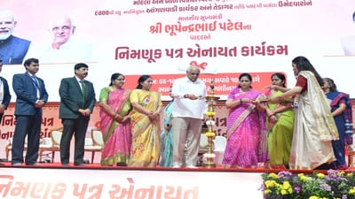 મુખ્યમંત્રીએ નવનિયુક્ત આંગણવાડી કાર્યકર અને તેડાગર બહેનોને અભિનંદન પાઠવતાં જણાવ્યું હતું કે, આંગણવાડી એ બાળકના ઘડતરનું પ્રથમ પગથિયું છે. દેશના ભવિષ્ય સમાન નાના ભૂલકાઓના સમૃદ્ધ વિકાસની અતિમહત્વપૂર્ણ જવાબદારી સૌ આંગણવાડીની બહેનોએ નિભાવવાની છે.