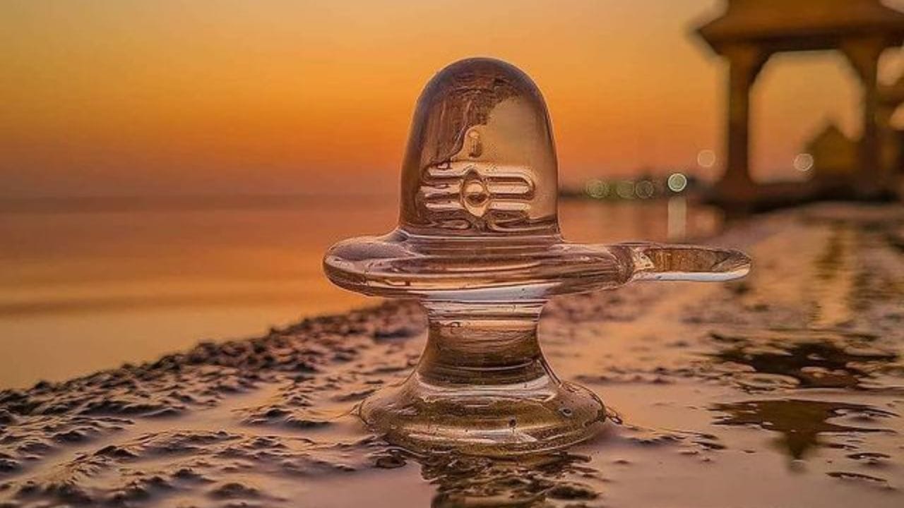 આ કારણોસર એવું કહેવામાં આવે છે કે શિવલિંગના વિવિધ ભાગોને સ્પર્શ કરવો જોઈએ. એવું માનવામાં આવે છે કે શિવલિંગના વિવિધ ભાગોને સ્પર્શ કરવાથી જીવનની બધી મુશ્કેલીઓમાંથી રાહત મળે છે. 
