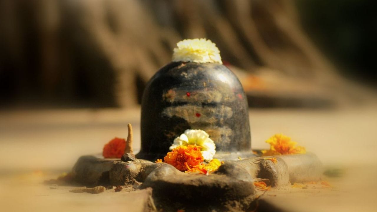 શિવલિંગને સ્પર્શ કરવાનું બીજું સ્થાન: શિવપુરાણમાં જણાવાયું છે કે જ્યાંથી પાણી વહે છે તે શિવલિંગને સ્પર્શવાનું બીજું સ્થાન છે. ભગવાન શિવની પુત્રી શિવલિંગના પાણીના ઘડાની મધ્યમાં રહે છે. આ સ્થાનને બિલિપત્રથી સ્પર્શ કરવો જોઈએ. આમ કરવાથી વૈવાહિક સમસ્યાઓ અને માંગલિક દોષની અસરો ઓછી થાય છે.
