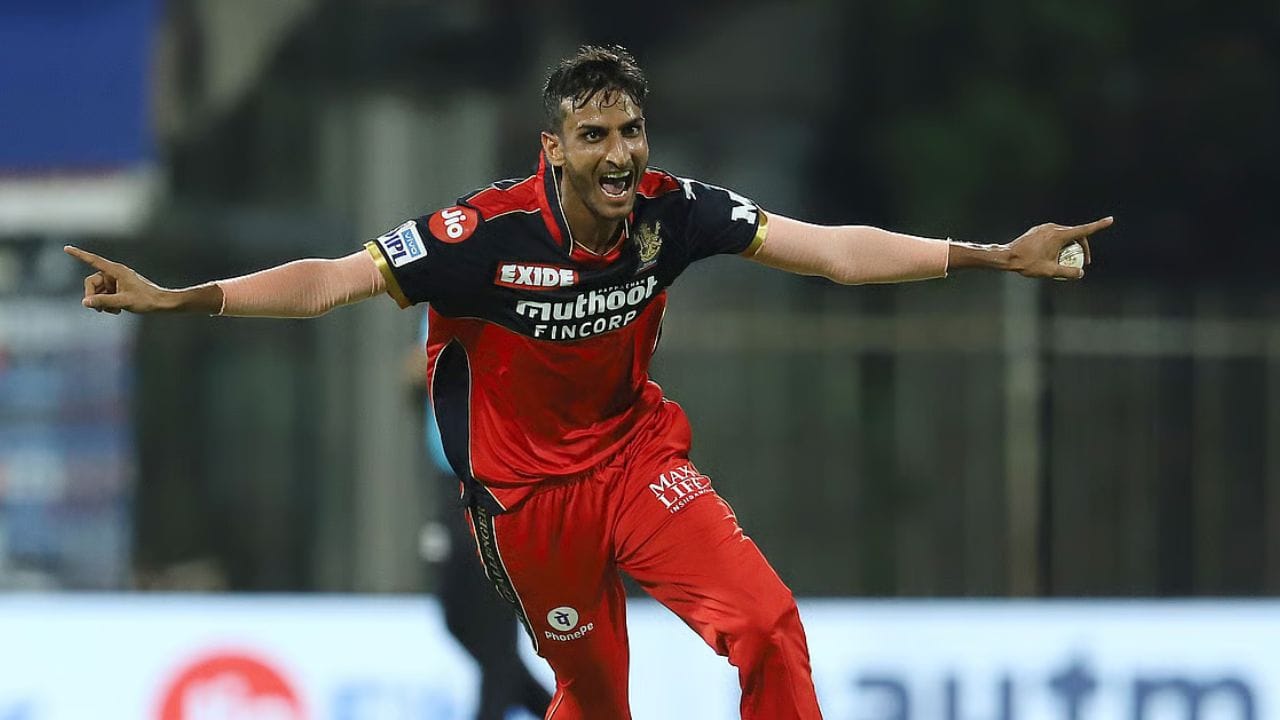 બીમારીને કારણે અક્ષર પટેલ શ્રેણીની ત્રીજી મેચ પણ રમી શક્યો ન હતો. તેની ગેરહાજરીમાં પસંદગી સમિતિએ બંગાળના સ્પિનિંગ ઓલરાઉન્ડર શાહબાઝ અહેમદને તેના સ્થાને ટીમમાં સામેલ કર્યો છે. શાહબાઝ હવે લખનૌ અને અમદાવાદમાં રમાનારી મેચો માટે ઉપલબ્ધ રહેશે.