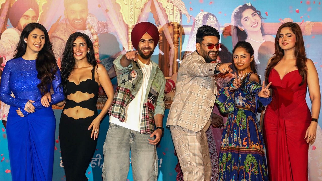 અભિનેત્રી આયેશા ખાન એવી અભિનેત્રીઓમાંની એક છે જે તેના ટીવી શો કે ફિલ્મો કરતાં તેની પર્સનલ લાઈફને કારણે વધુ ચર્ચામાં રહે છે. આયેશા સોશિયલ મીડિયા પર પણ ખૂબ એક્ટિવ રહે છે.