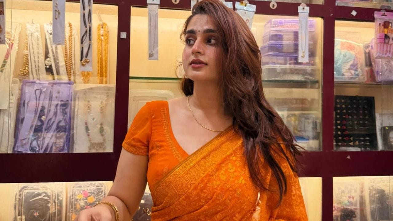 2025માં આયેશા ખાન આદિત્ય ધારની ધુરંધરમાં ક્રિસ્ટલ ડિ'સોઝા સાથે "શરારત" નામના આઇટમ ગીતમાં જોવા મળી હતી. 