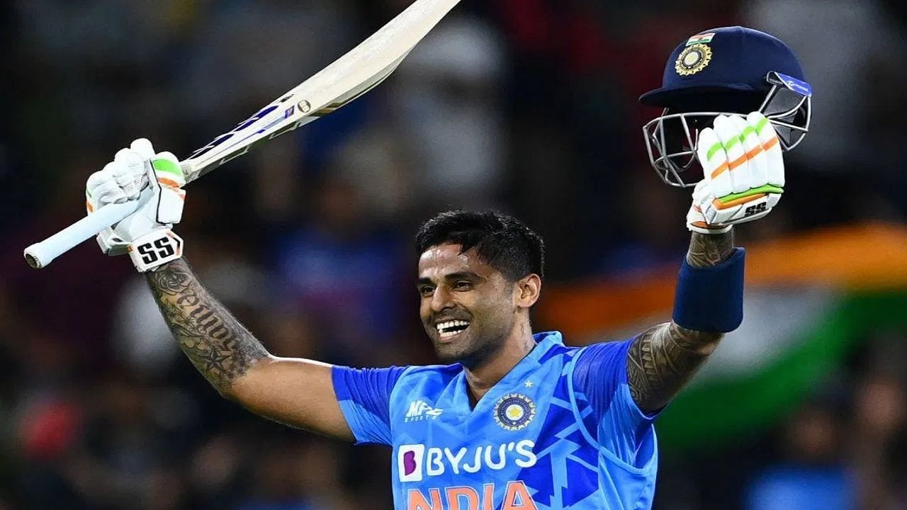 સૂર્યકુમાર યાદવે વર્ષ 2021 માં આંતરરાષ્ટ્રીય ક્રિકેટમાં ડેબ્યૂ કર્યું હતું અને થોડા વર્ષોમાં તે T20 ટીમનો કેપ્ટન બની ગયો. સૂર્યકુમાર T20 વર્લ્ડ કપ 2026માં ટીમ ઈન્ડિયાની કેપ્ટનશિપ કરતો જોવા મળશે પરંતુ સૂર્યકુમાર યાદવનું ખરાબ ફોર્મ તેની કારકિર્દીને ડૂબાડી શકે છે. સૂર્યકુમાર યાદવ છેલ્લી 25 T20 મેચમાં માત્ર 244 રન જ બનાવી શક્યો છે. જો સૂર્યકુમાર આ ખરાબ ફોર્મમાંથી બહાર નહીં આવે તો તેની કારકિર્દીનો અંત વધુ દૂર હોય તેમ લાગતું નથી.