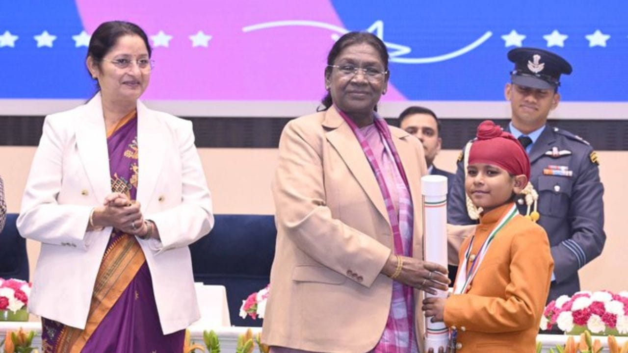 આ એવોર્ડ શિખના દસમાં ગુરુ, ગોવિંદ સિંહના દિકરાની શહાદતને માન આપે છે. તેમના દીકરા અજિત સિંહ, જુઝાર સિંહ, જોરાવર સિંહ અને ફતેહ સિંહ, સાહિબઝાદા તરીકે પણ ઓળખાય છે. સાહિબઝાદાઓની શહાદતને માન આપવા માટે, પીએમ મોદીએ જાહેરાત કરી કે વીર બાળ દિવસ 2022 થી દર 26 ડિસેમ્બરે ઉજવવામાં આવશે.