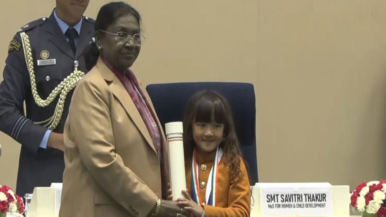 પ્રધાનમંત્રી રાષ્ટ્રીય બાળ પુરસ્કાર માટે સામાન્ય રીતે આવેદન દર વર્ષે એપ્રિલથી શરુ થઈ જાય છે અને જુલાઈ સુધી ચાલે છે. જેના માટે આવેદન માત્ર ઓનલાઈન પોર્ટલ https://awards.gov.inના માધ્યમથી કરવામાં આવે છે. પ્રધાનમંત્રી રાષ્ટ્રીય બાળ પુરસ્કાર માટે કોઈ પણ નાગરિક, સ્કુલ, સંસ્થા કે સંગઠન પોતાના યોગ્ય ઉમેદવારનું નામાંકન કરી શકે છે. બાળકો પોતાને નોમિનેટ કરીને પણ અરજી કરી શકે છે.