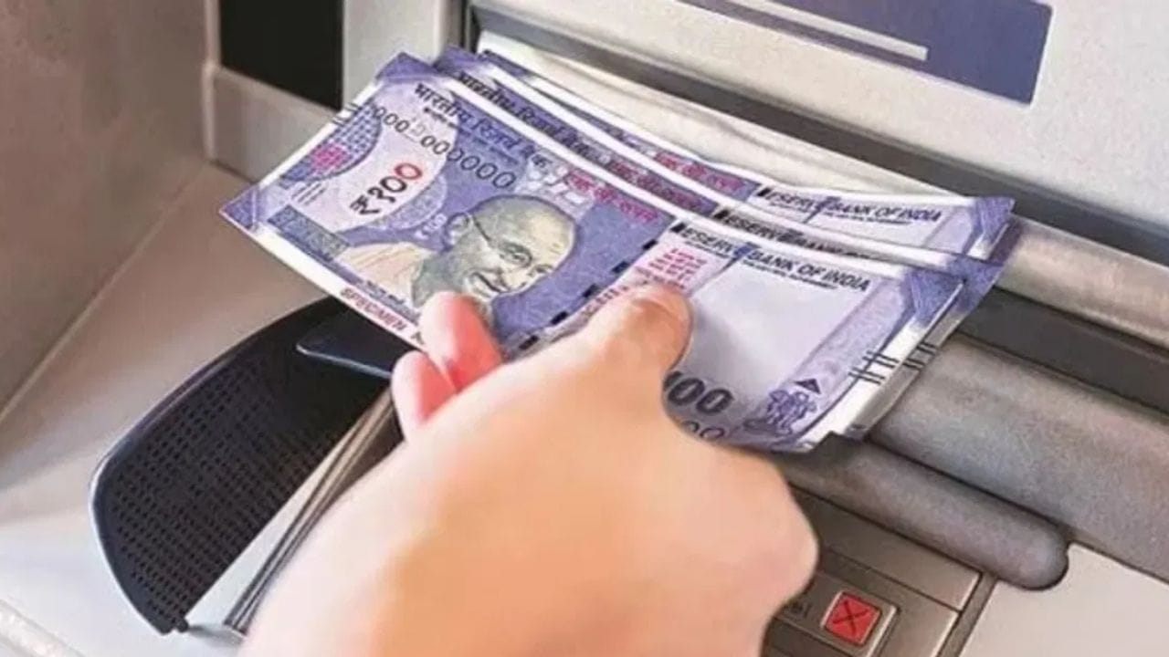 બહારથી ATM મશીન ખૂબ સરળ લાગે છે, પરંતુ અંદરથી તેમાં એક ખાસ ટેક્નોલોજી અને મિકેનિઝમ કામ કરે છે. ATM માં અલગ-અલગ કેશ ટ્રે અથવા કેશ બોક્સ હોય છે, જેમાં નોટો ગોઠવવામાં આવે છે. જ્યારે ગ્રાહક રકમ ઉપાડે છે, ત્યારે મશીન જરૂરી મુજબ નોટો બહાર પાડે છે.