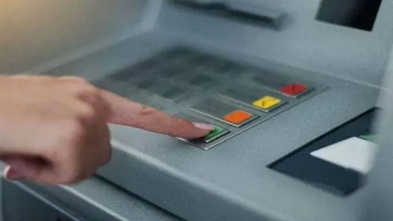 જ્યારે ATM માં રાખેલી રોકડ પૂરી થઈ જાય છે, ત્યારે બેંકનો સ્ટાફ ફરીથી તેમાં નોટો ભરે છે. સામાન્ય રીતે, એક ATM મશીનમાં એક સમયે આશરે 8થી 10 હજાર નોટો રાખી શકાય છે. આ સંખ્યા ATMના મોડલ અને તેની ક્ષમતાને આધારે બદલાય છે.