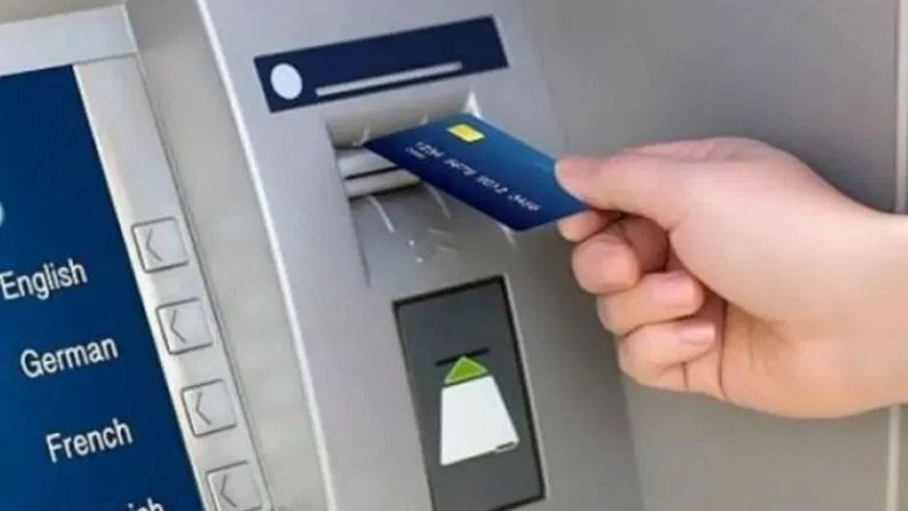 જો માનીએ કે ATMમાં મૂકેલી તમામ નોટો 500 રૂપિયાની હોય, તો એક ATM મશીનમાં એક સમયે અંદાજે 40થી 50 લાખ રૂપિયા સુધીની રોકડ રાખી શકાય છે. જોકે, વાસ્તવિક સ્થિતિમાં ATMમાં ફક્ત 500 રૂપિયાની નોટો જ નથી હોતી.